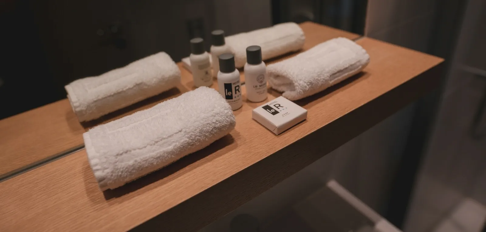 Amenities de baño repuestos sobre una encimera
