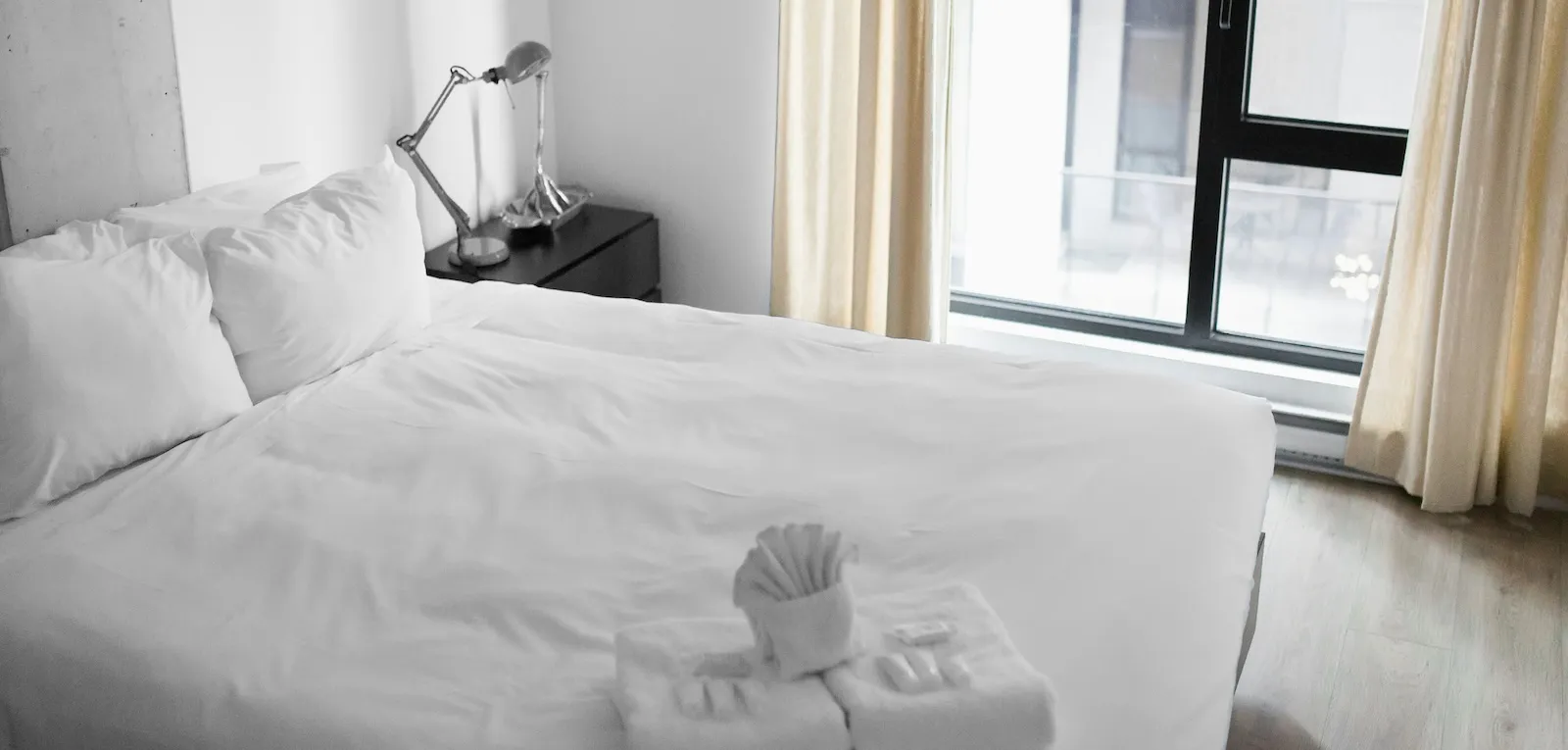 Cama vestida con ropa blanca en un dormitorio